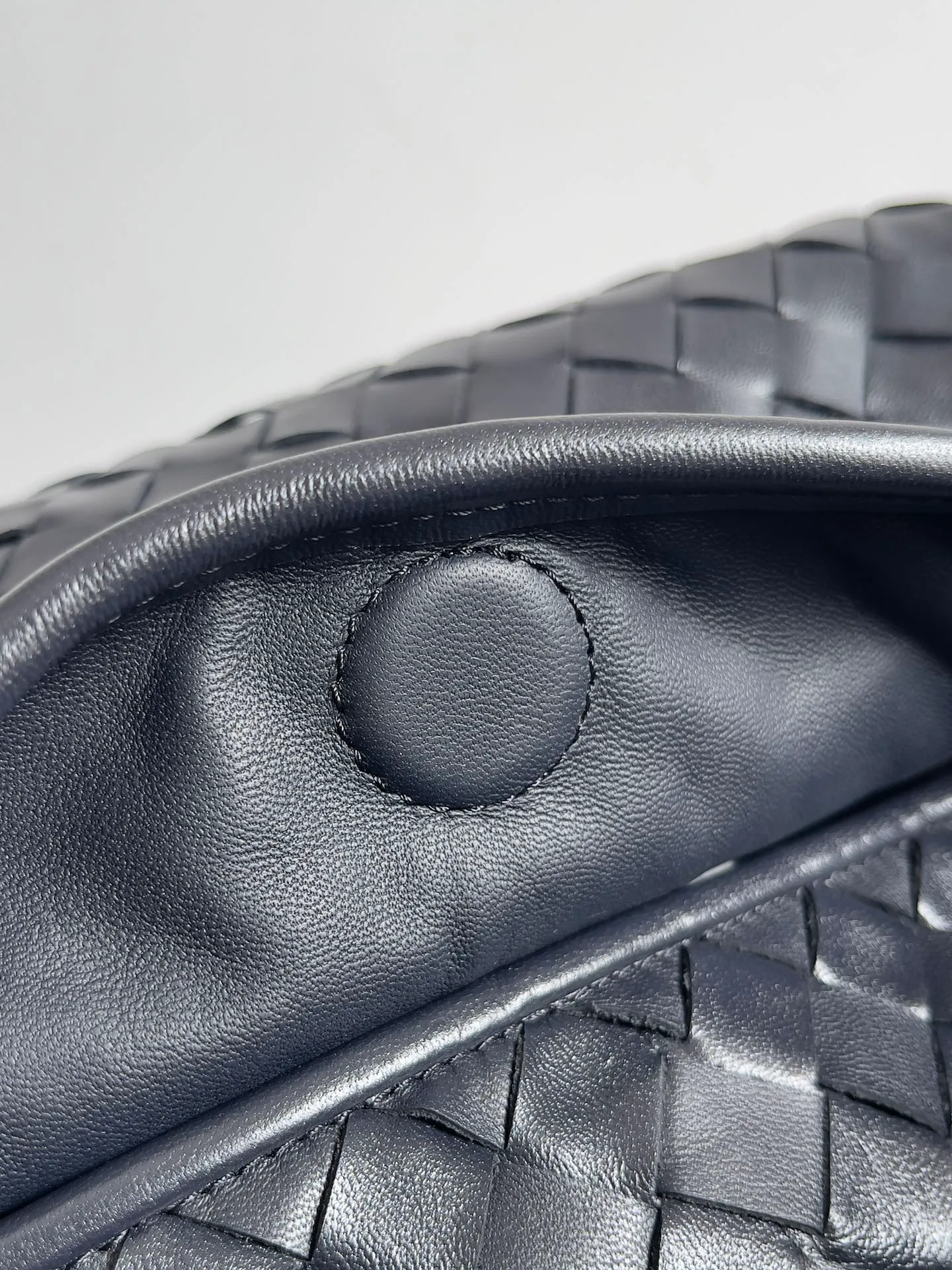 Batch 2160 Recently, I seem to be obsessed with this bag from BV~ The new Hop is really not too beautiful. The whole bag has no seams. The bag body and handles are made of one piece of leather. It embodies the style and essence of Bottega Veneta. It truly represents craftsmanship and creativity. The large size has a very loose and lazy upper body. Big bag lovers will definitely not regret buying it. Style number: 763970 Size: 53*24*13